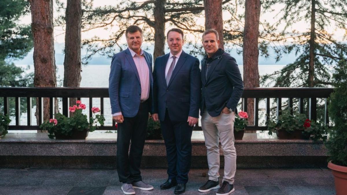 Николоски на самитот „Македонија 2025“ се сретна со семејството Битов, едно од најбогатите македонски семејства во Канада