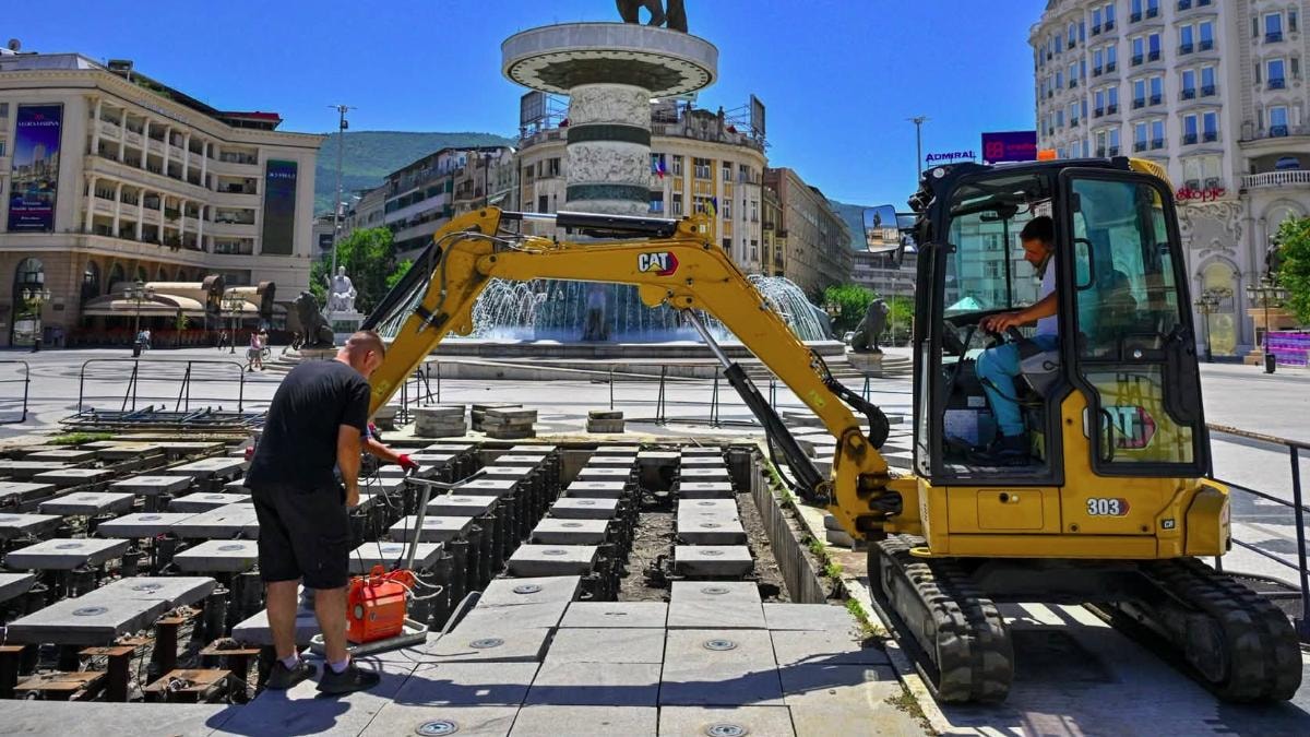 По повеќе од една деценија, подната фонтана на плоштадот „Македонија“ повторно се става во функција