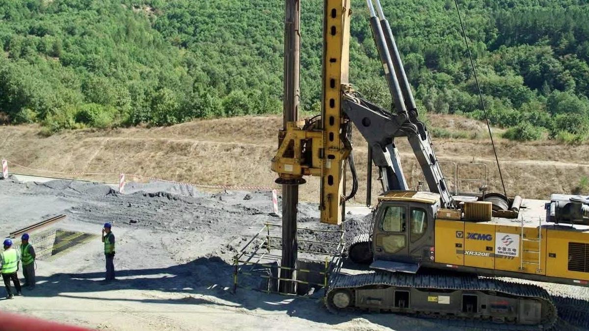Со челични конструкции длабоки до 28 метри се стабилизира најтешкиот дел од автопатот Кичево-Охрид