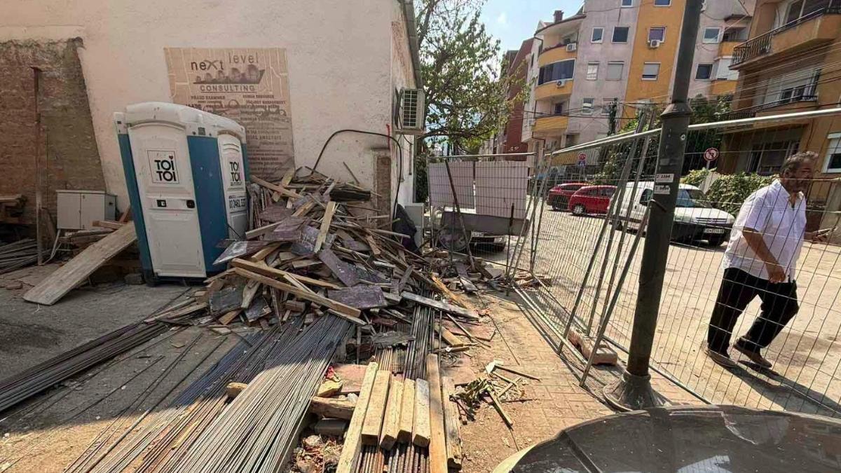 Казнети четири градилишта во Центар поради оставање градежен материјал и шут на јавни површини