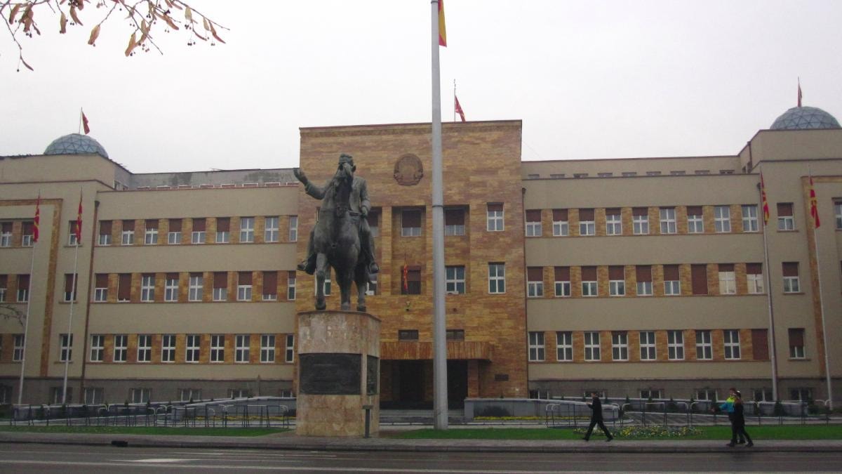 Поднесен нов закон: Трансформација на договорните ангажмани во редовен работен однос во јавниот сектор