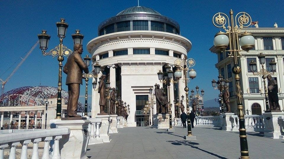 Две девојки намамиле човек за средба, потоа двајца мажи го претепале и ограбиле