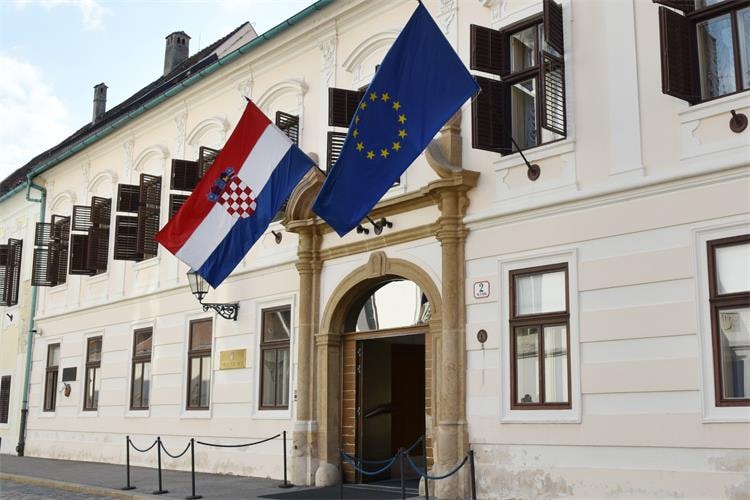 Просечната нето плата во Хрватска достигна 1.456 евра во септември