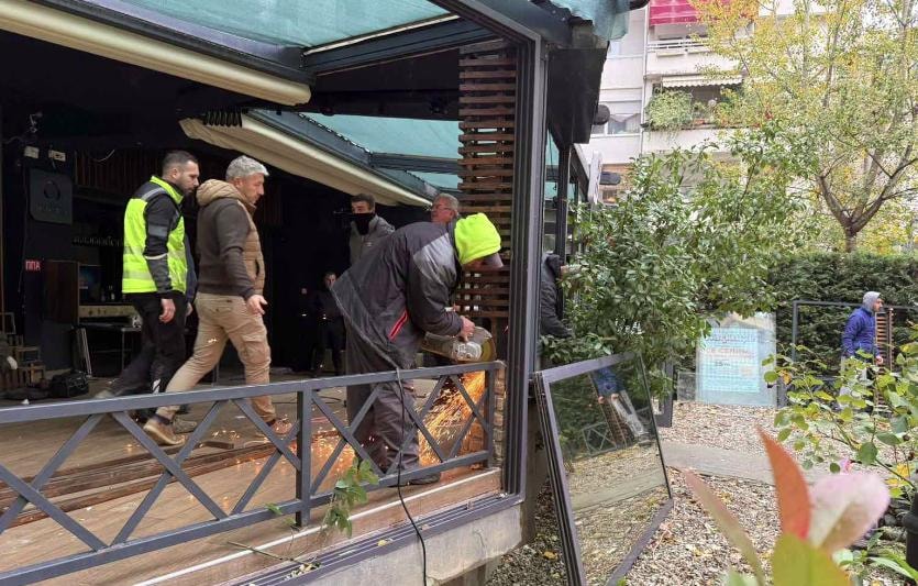 Општина Центар продолжува со уривање на дивоградби, отстранета нелегална доградба на улицата „Орце Николов“