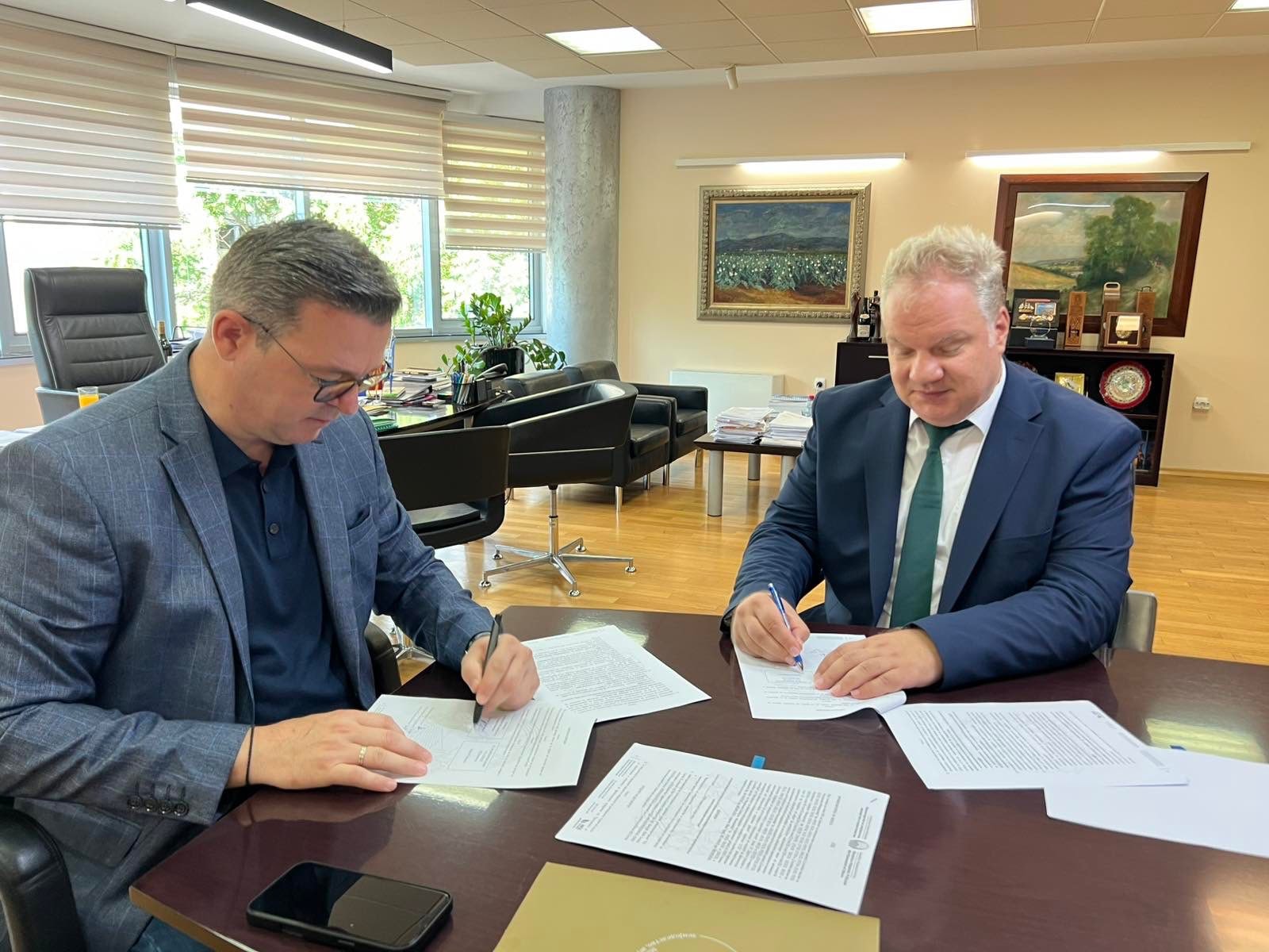 ЈП „Национални шуми“ со финансиска поддршка од 48 милиони денари за набавка на нова механизација и опрема